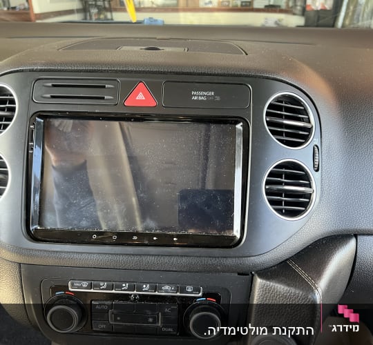 מערכת מולטימדיה לרכב עם פתחי אוורור וכפתורי שליטה